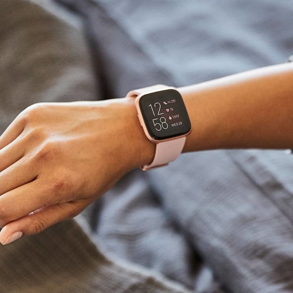 FITBFIT - VERSA 2 HEALTH & FITNESS SMART WATCH IN COPPER ROSE - Picture 5 of 8